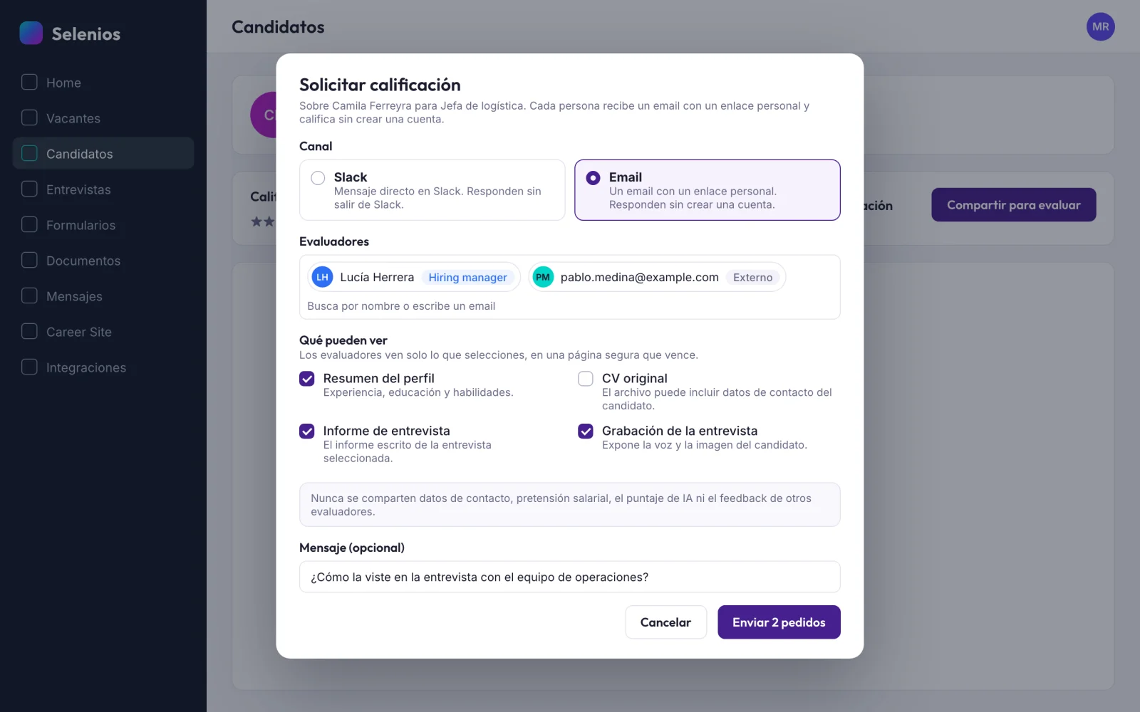 Diálogo Solicitar calificación en Selenios con canal Email seleccionado, una hiring manager y un evaluador externo, y las opciones de qué pueden ver