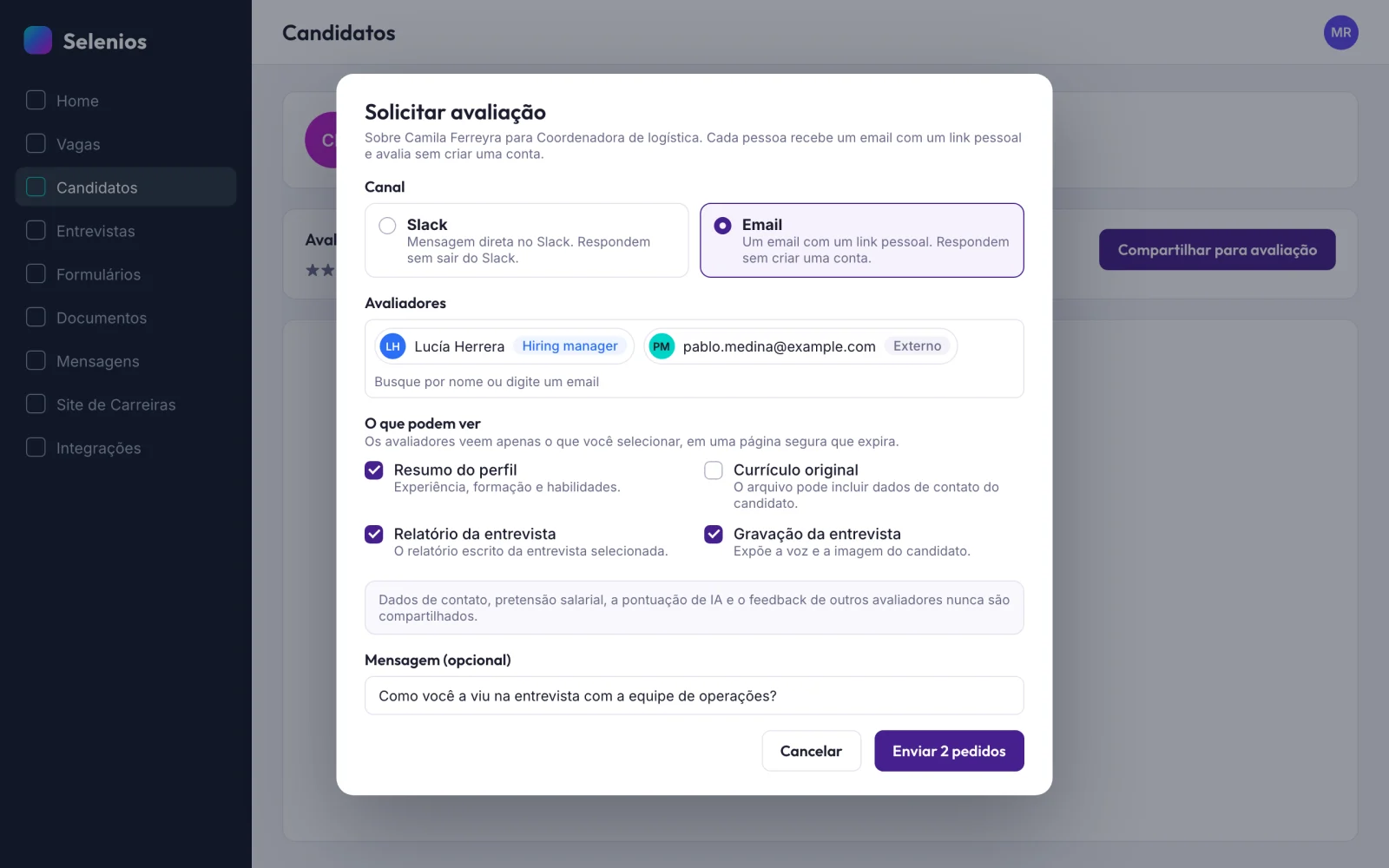 Janela Solicitar avaliação na Selenios com o canal Email selecionado, uma hiring manager e um avaliador externo, e as opções de O que podem ver